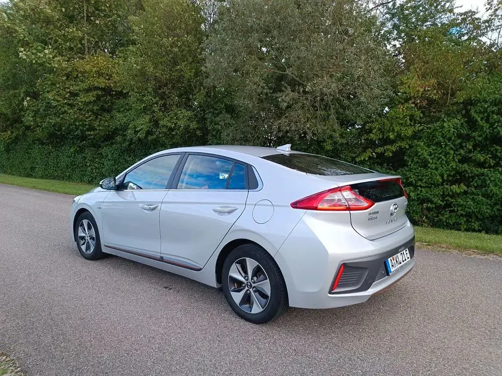 Gebraucht Hyundai Ioniq Premium 88 kW (120 PS) 2018 Silber Kleinwagen