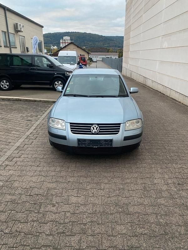 Blau Gebraucht 2002 VW Passat Limousine | 1.499 € (Guter Preis) - Bild 1/4
