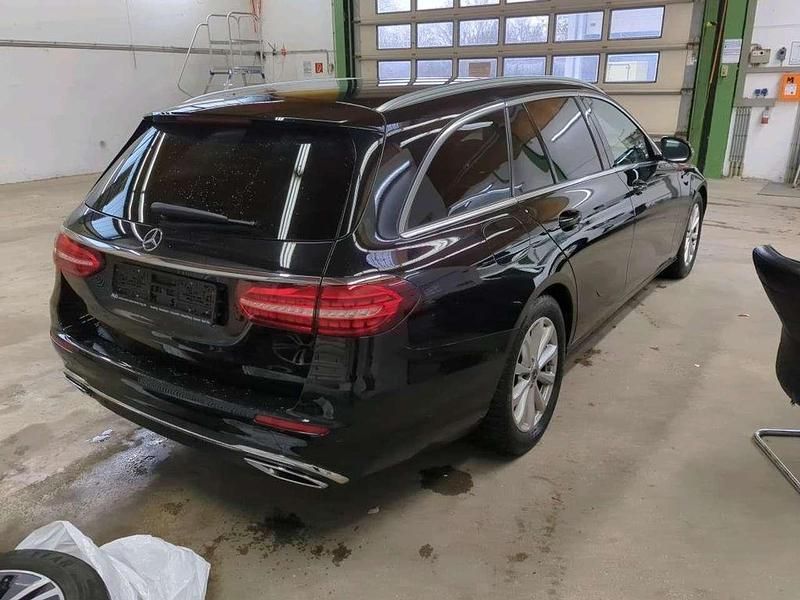 Gebraucht Mercedes E220 Avantgarde 200 PS (147 kW) 2023 Obsidianschwarz Kombi
