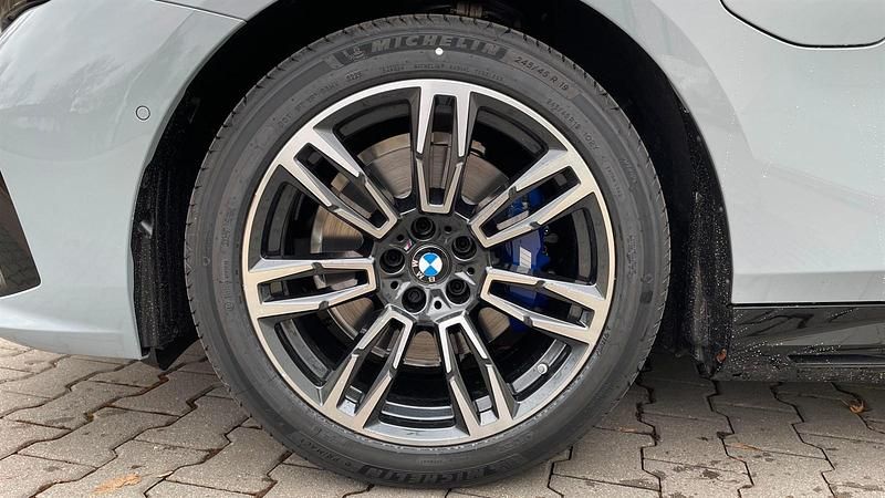 Neu BMW 530e M Sport 299 PS (219 kW) 2026 M brooklyn grau metallic Kombi