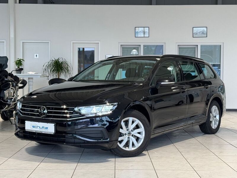 Deep black perleffekt (metallic) Gebraucht 2022 VW Passat Basis Kombi | 20.950 € (Guter Preis) - Bild 1/4