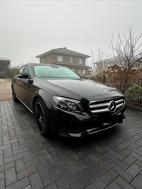 Schwarz Gebraucht 2016 Mercedes E220 Limousine | 19.900 € (Etwas zu teuer) - Bild 1/4