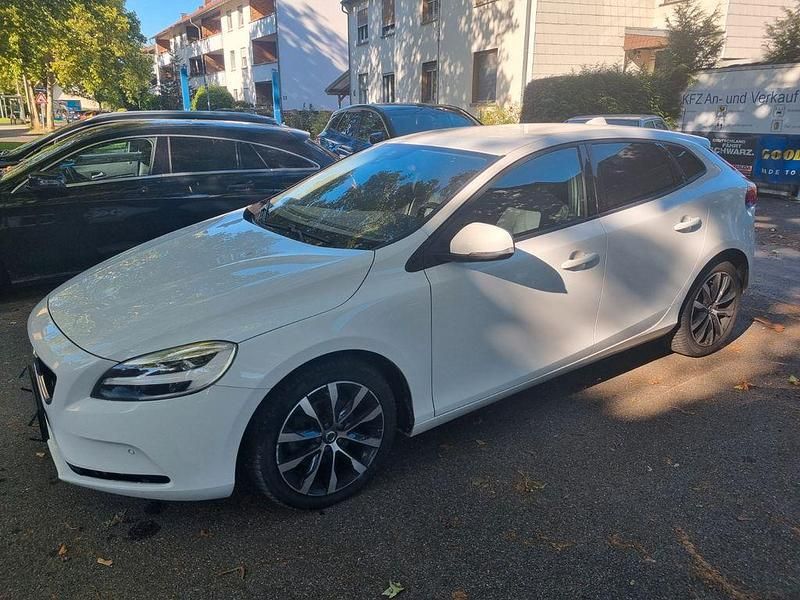 Weiß Gebraucht 2019 Volvo V40 Momentum Kombi | 11.600 € (Superpreis) - Bild 1/4