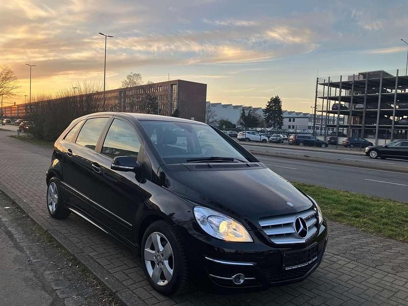 Kosmosschwarz metalliclack Gebraucht 2011 Mercedes B180 Van / Kleinbus | 11.400 € (Teuer) - Bild 1/4