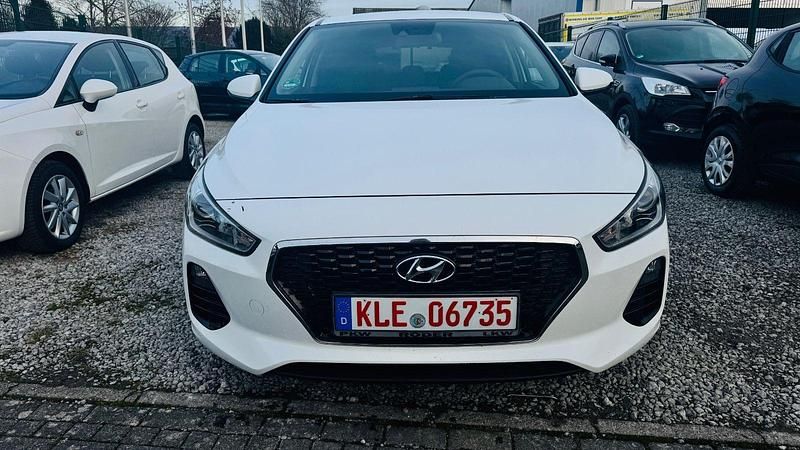 Gebraucht Hyundai i30 Pure 101 PS (74 kW) 2017 Weiß Kleinwagen