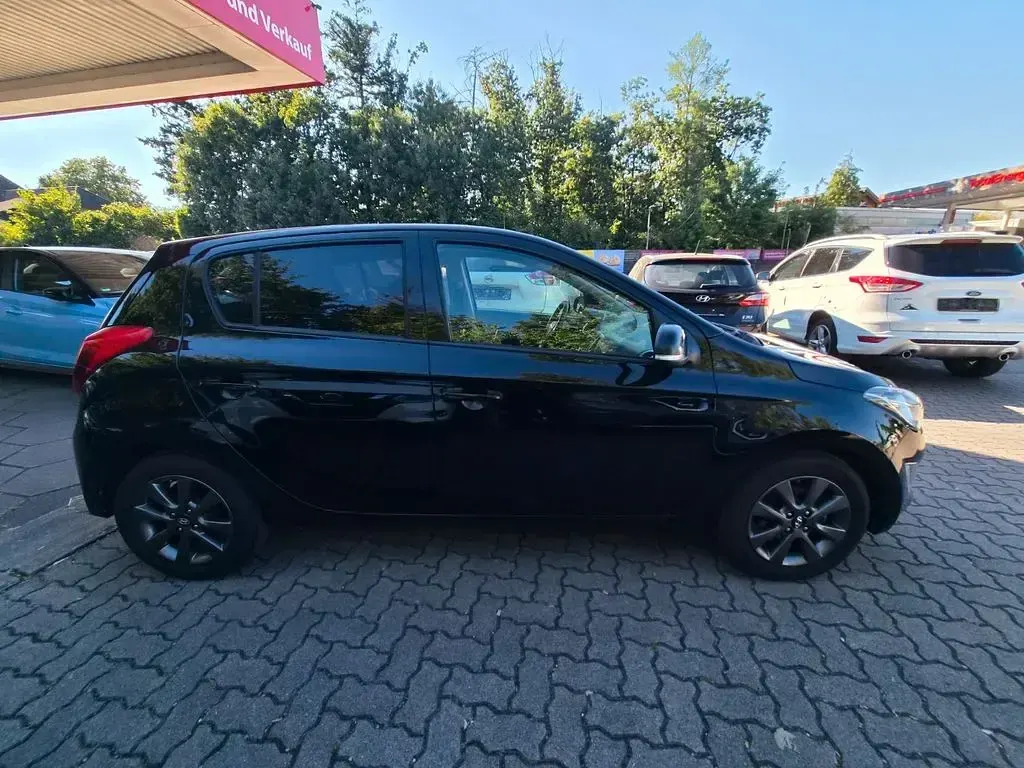 Gebraucht Hyundai i20 Edition 86 PS (63 kW) 2014 Schwarz Kleinwagen