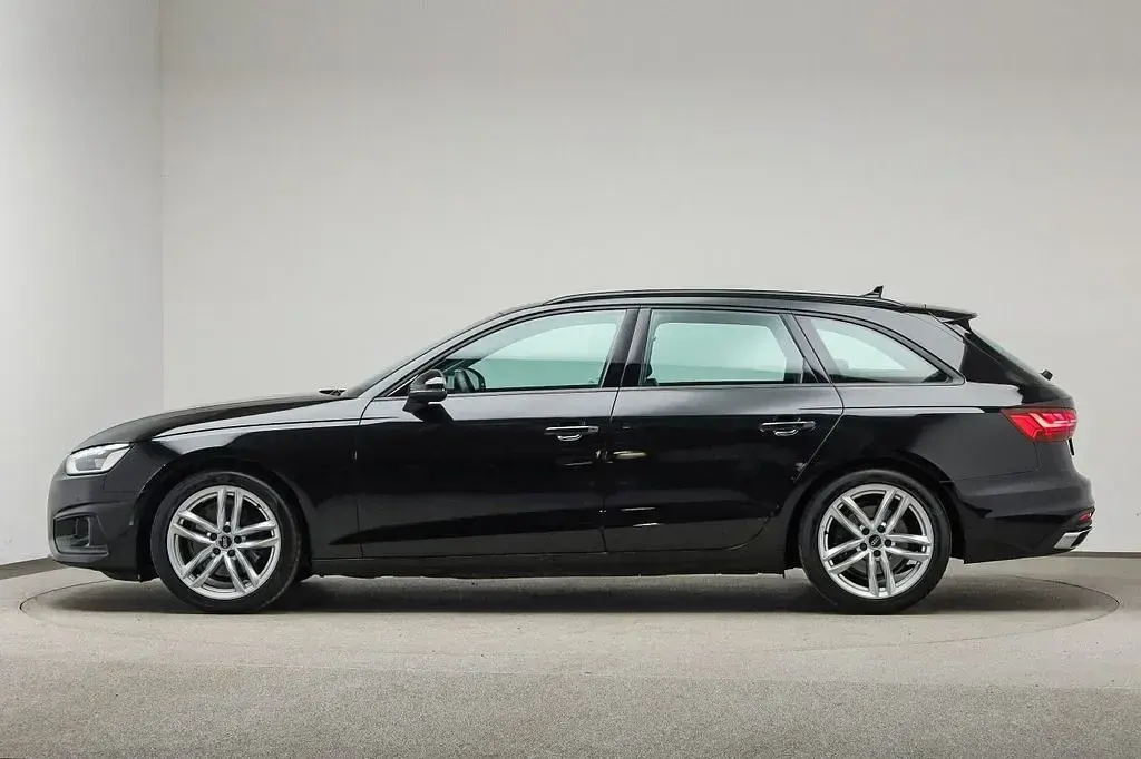 Gebraucht Audi A4 Basis 150 PS (110 kW) 2023 Mythosschwarz metallic Kombi