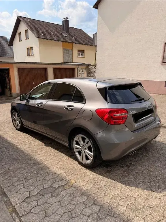 Gebraucht Mercedes A180 Urban 122 PS (89 kW) 2014 Grau Kleinwagen