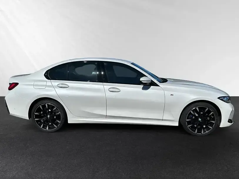 Gebraucht BMW 330e M Sport 292 PS (214 kW) 2024 Mineralweiß metallic Limousine