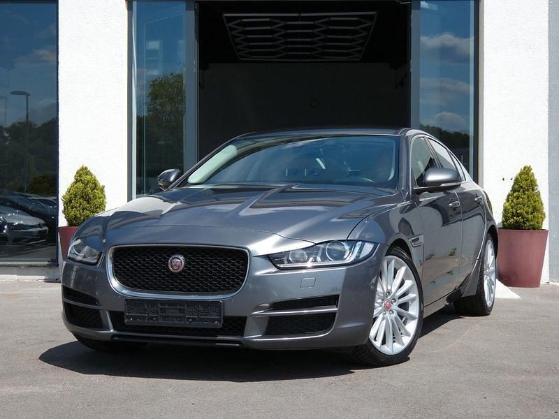 Grau Gebraucht 2018 Jaguar XE Limousine | 8.990 € (Superpreis) - Bild 1/4