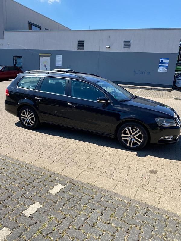 Schwarz Gebraucht 2011 VW Passat Limousine | 6.000 € (Fairer Preis) - Bild 1/4