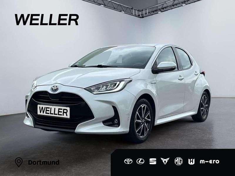 Platinumweiß perleffekt Gebraucht 2020 Toyota Yaris Hybrid Club Kleinwagen | 16.940 € (Fairer Preis) - Bild 1/3