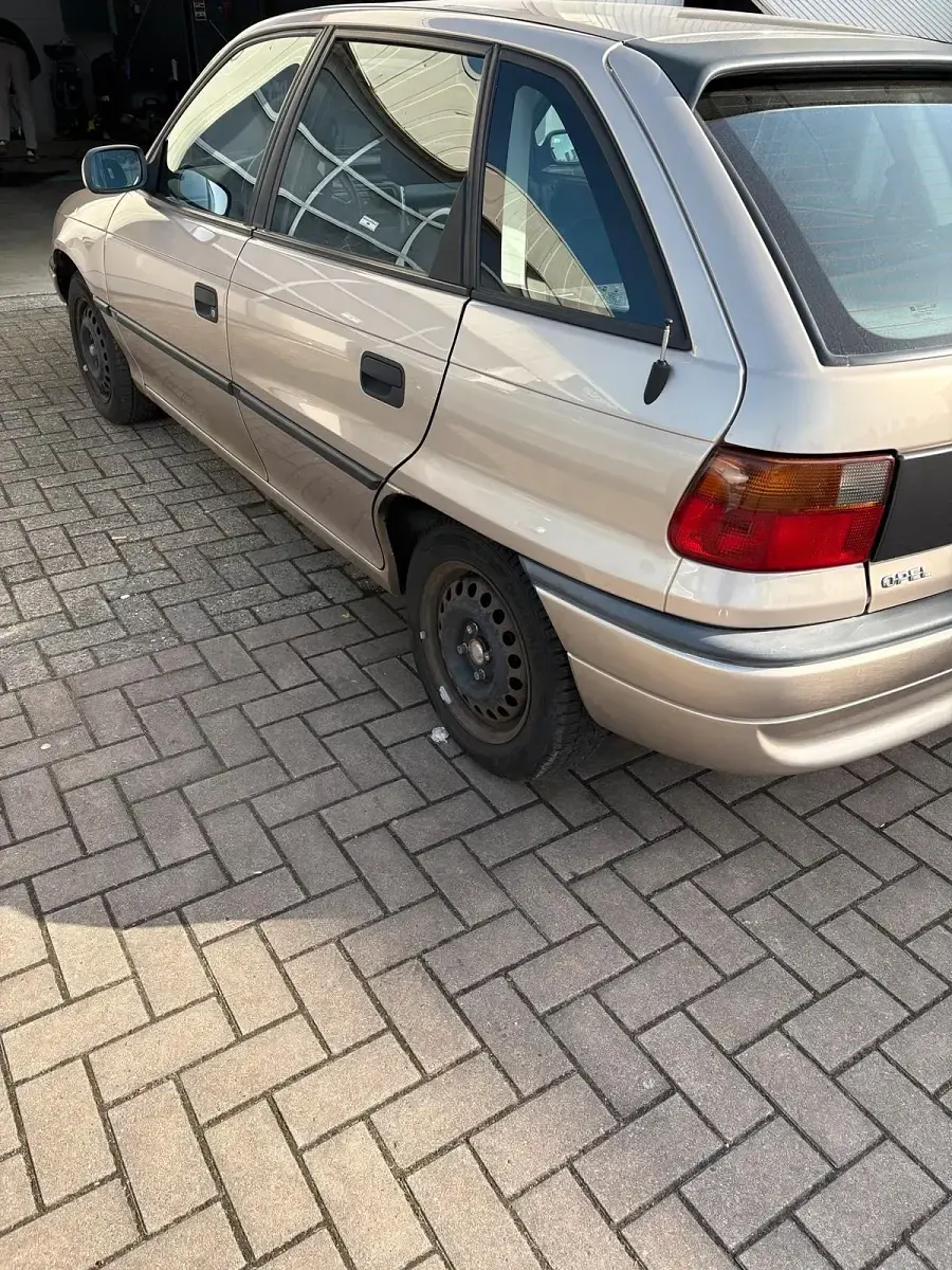 Używany Opel Astra 60 KM (44 kW) 1997 Złoty Sedan/Limuzyna
