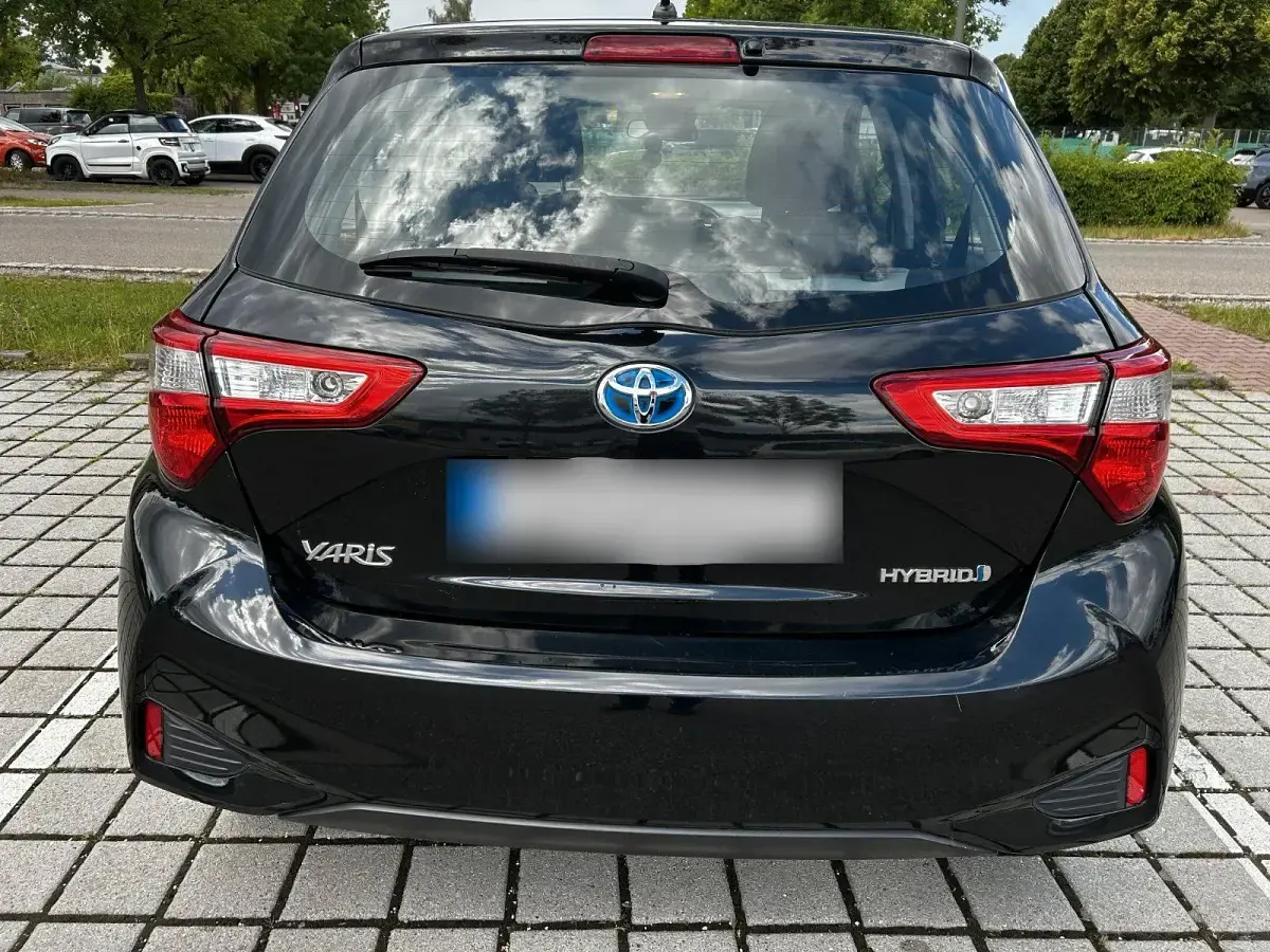 Gebraucht Toyota Yaris Hybrid Team 101 PS (74 kW) 2018 Schwarz Kleinwagen