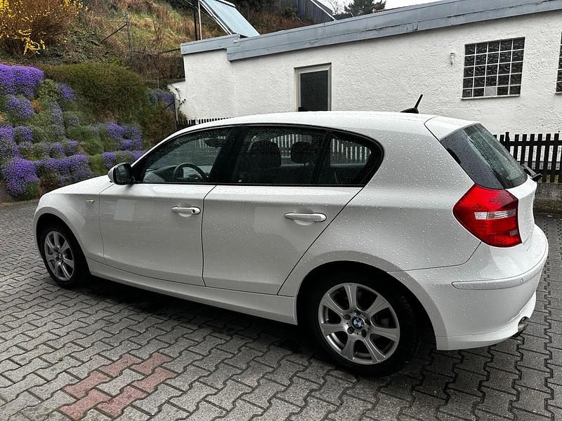 Gebraucht BMW 116 122 PS (89 kW) 2010 Weiß Kleinwagen