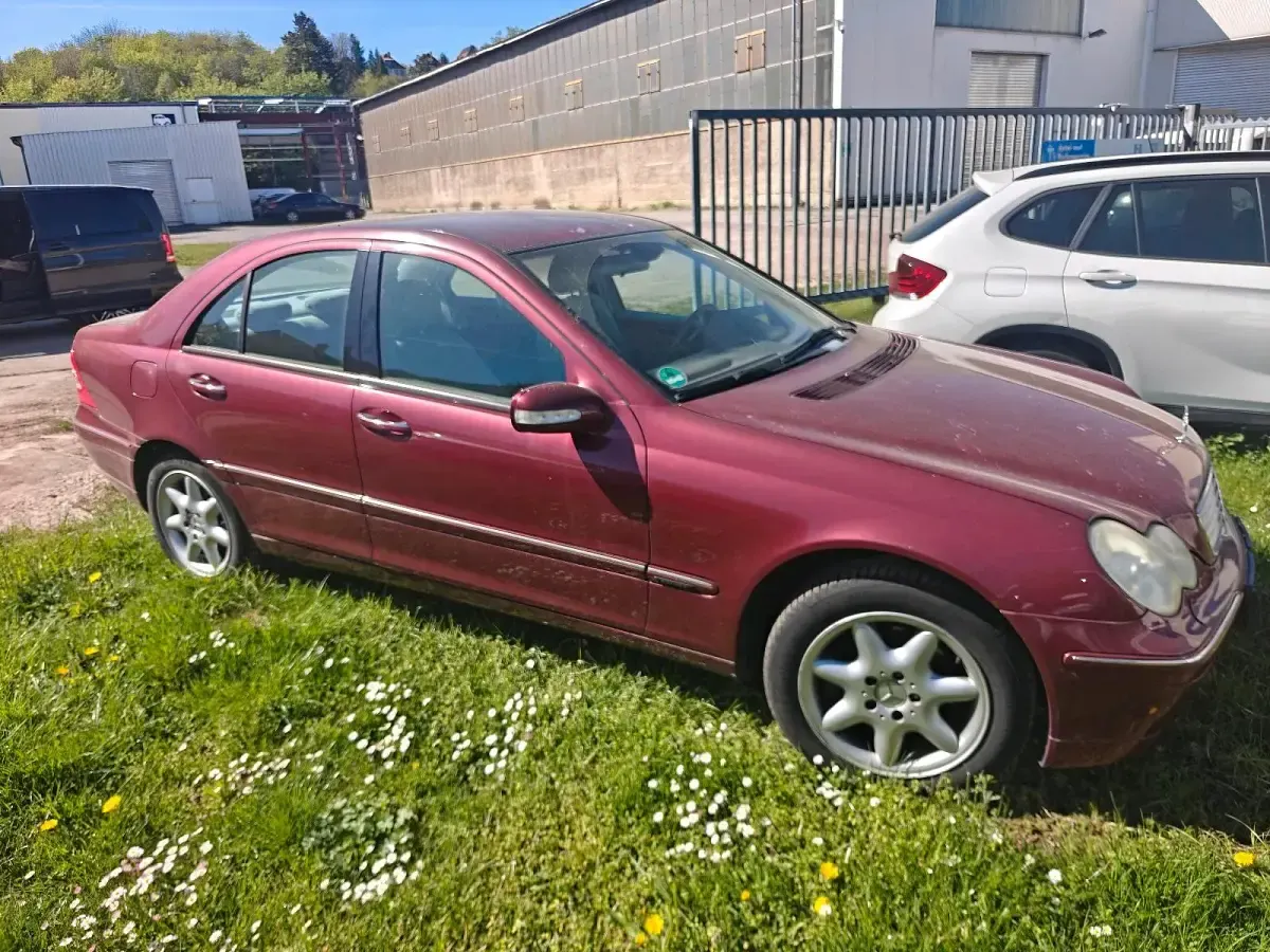 Gebraucht Mercedes C240 170 PS (125 kW) 2002 Rot Limousine