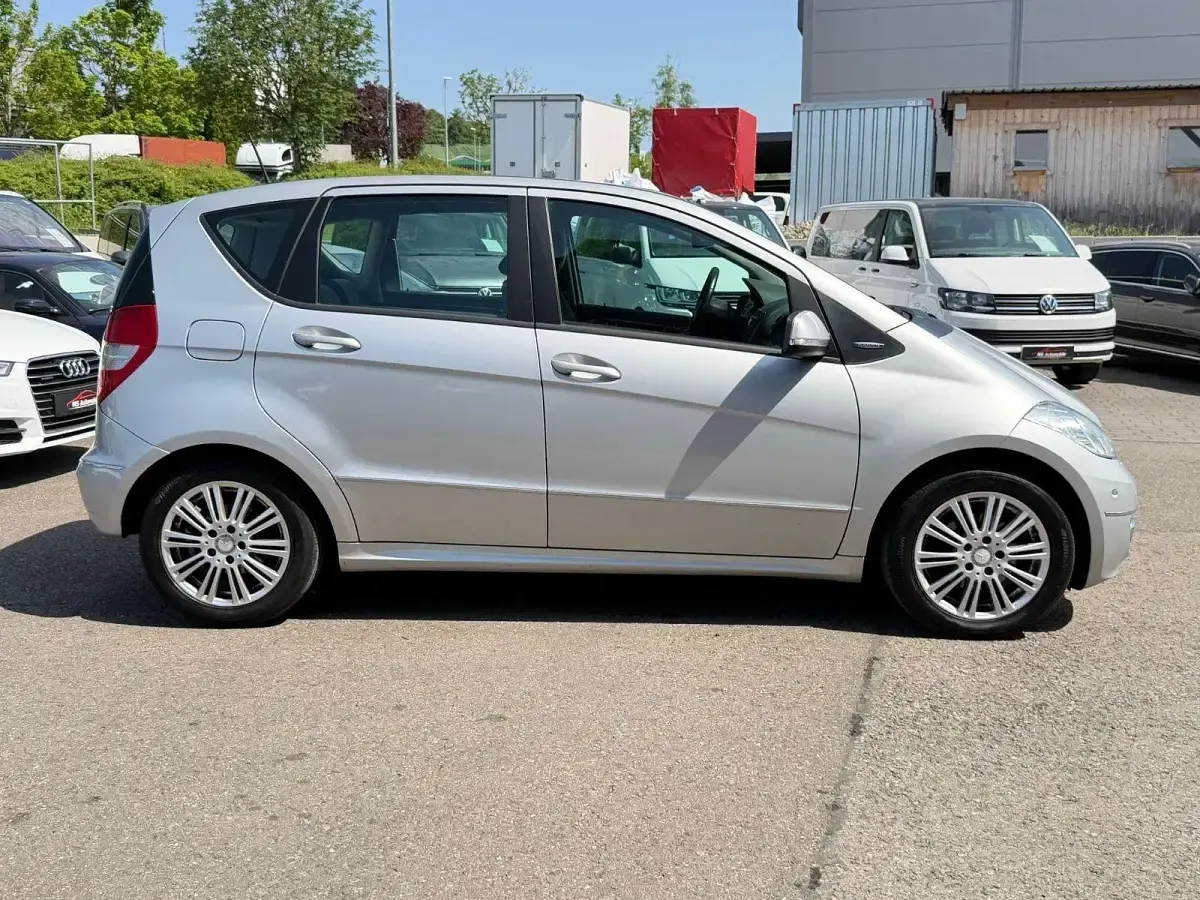 Gebraucht Mercedes A180 Elegance 109 PS (80 kW) 2011 Silber Limousine