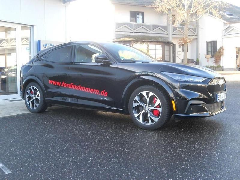 Iridiumschwarz metallic Gebraucht 2022 Ford Mustang Mach-E Basis SUV | 29.950 € (Fairer Preis) - Bild 1/4