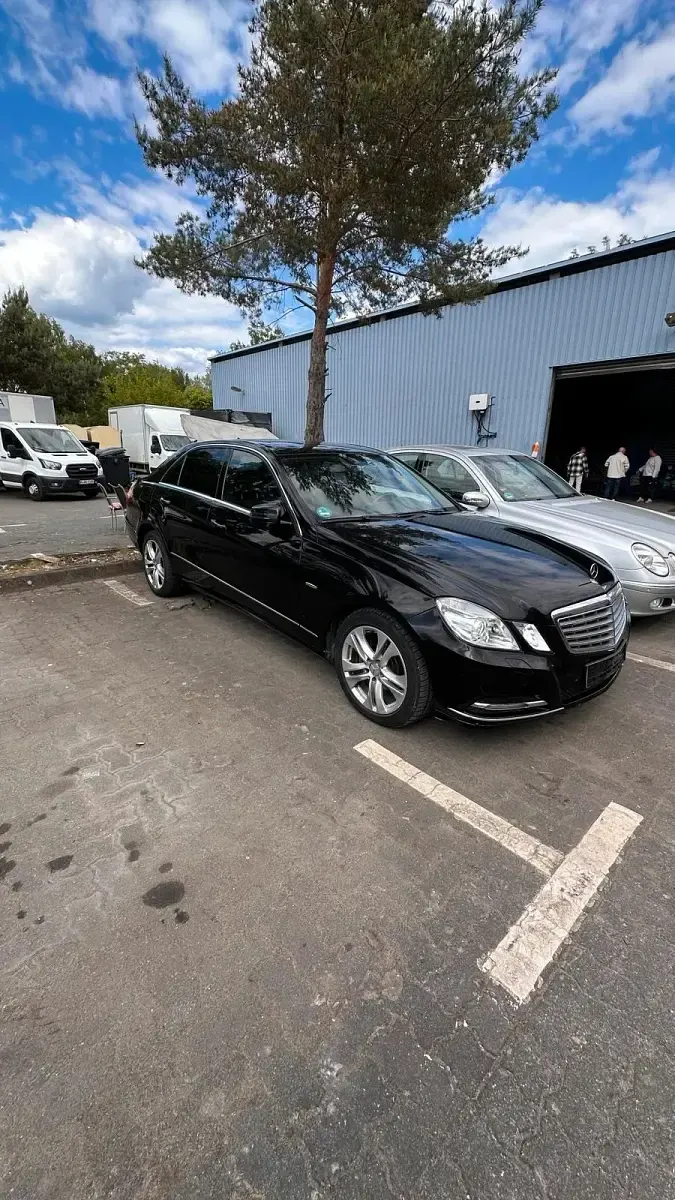 Gebraucht Mercedes E220 170 PS (125 kW) 2011 Schwarz Limousine