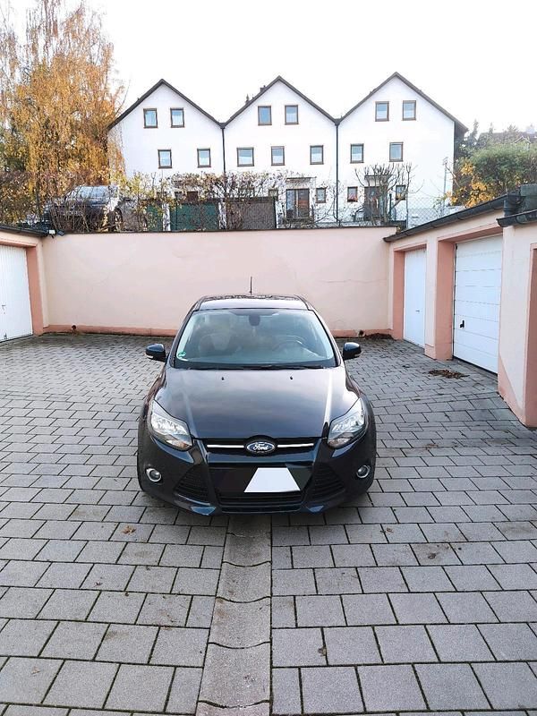 Grau Gebraucht 2012 Ford Focus Limousine | 1.900 € (Superpreis) - Bild 1/4