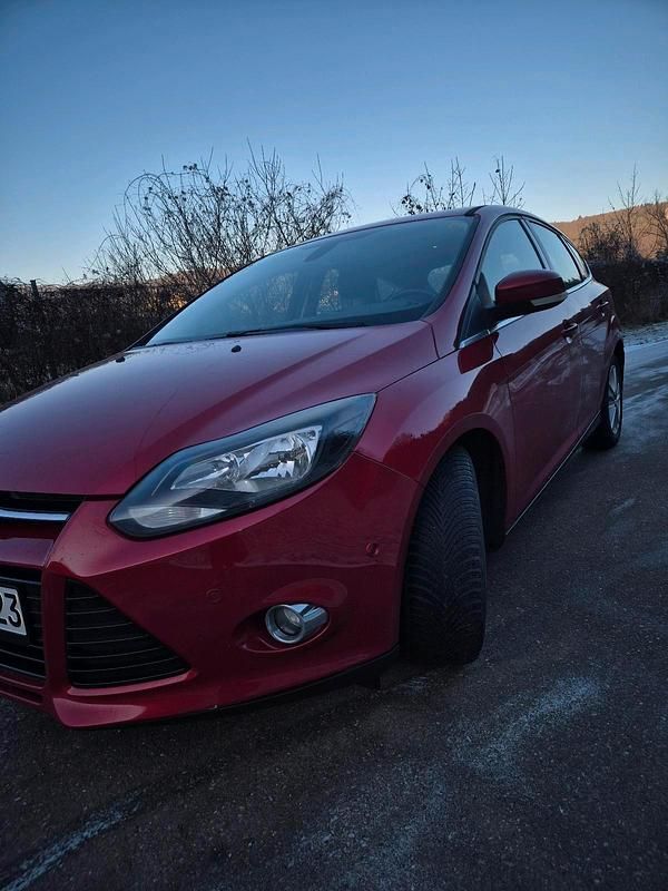 Rot Gebraucht 2012 Ford Focus Limousine | 5.700 € (Etwas zu teuer) - Bild 1/4