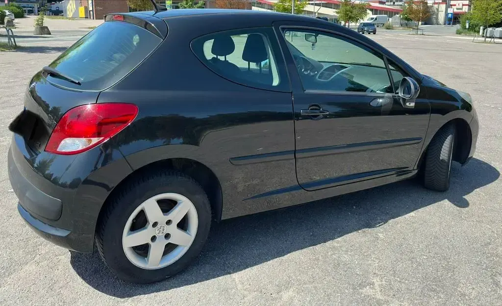 Gebraucht Peugeot 207 73 PS (53 kW) 2010 Schwarz Limousine