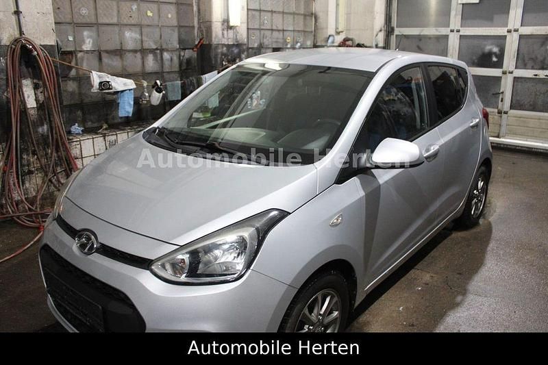 Gebraucht Hyundai i10 Edition 67 PS (49 kW) 2015 Silber Kleinwagen