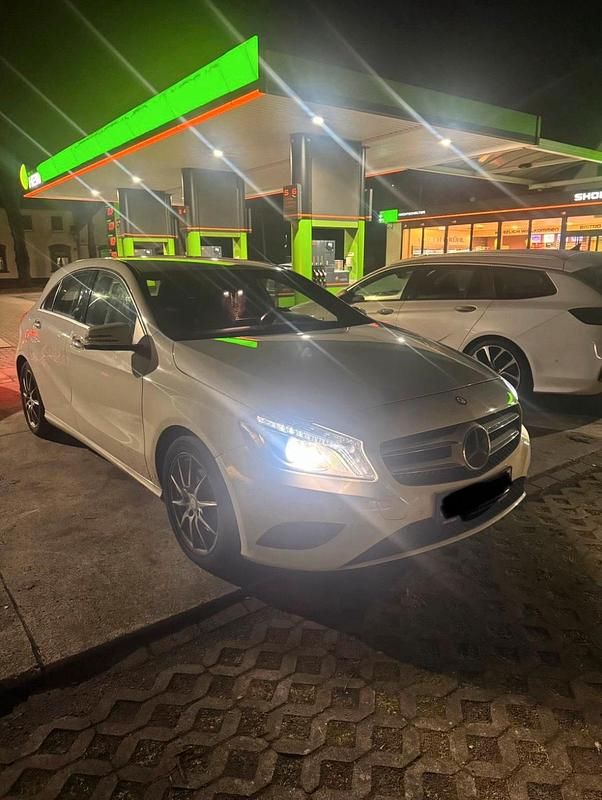 Gebraucht Mercedes A200 156 PS (114 kW) 2015 Weiß Kleinwagen