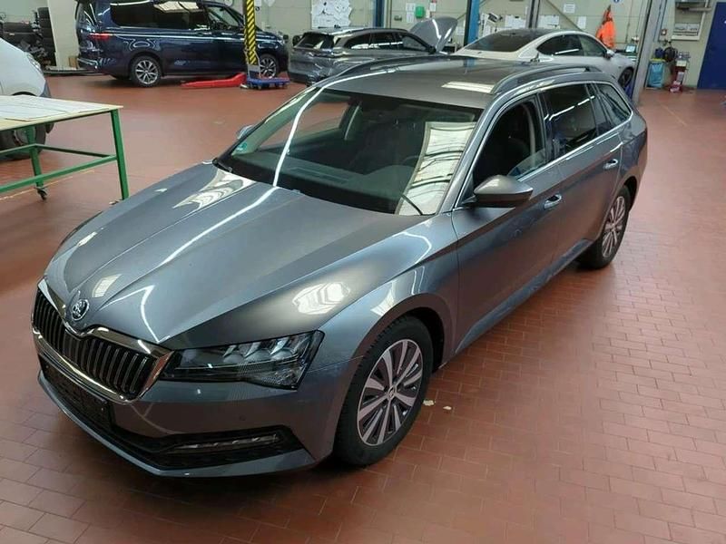 Graphitegrau metallic Gebraucht 2022 Skoda Superb Ambition Kombi | 24.885 € (Superpreis) - Bild 1/4