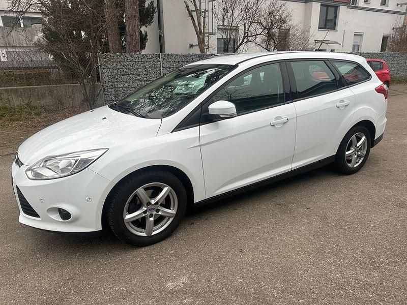 Gebraucht Ford Focus Trend 125 PS (91 kW) 2013 Weiß Limousine