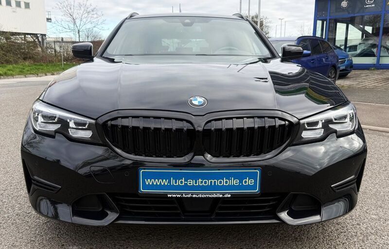 Schwarz Gebraucht 2021 BMW 318 Kombi | 21.890 € (Guter Preis) - Bild 1/4