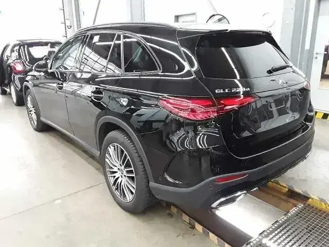 Gebraucht Mercedes GLC220 AMG 197 PS (144 kW) 2024 Obsidianschwarz (metallic) SUV