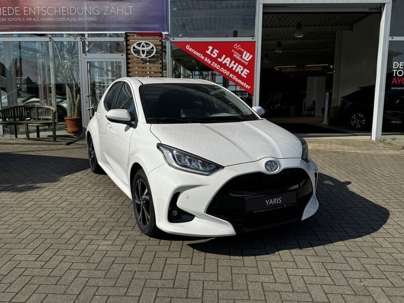 Weiss Neu 2025 Toyota Yaris Hybrid Comfort Limousine | 25.450 € (Fairer Preis) - Bild 1/4