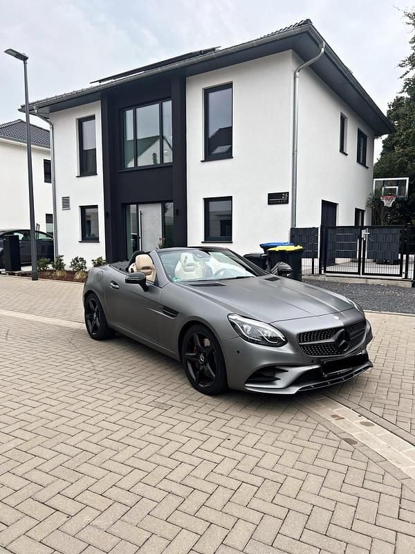 Schwarz Gebraucht 2017 Mercedes SLC200 AMG line Cabrio | 21.999 € (Fairer Preis) - Bild 1/4