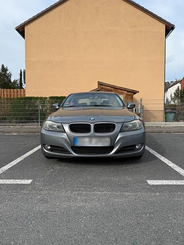 Gebraucht BMW 320 184 PS (135 kW) 2011 Silber Limousine