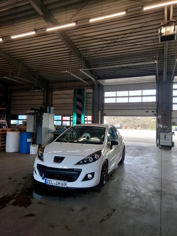 Gebraucht Peugeot 207 95 PS (69 kW) 2012 Weiß Kleinwagen