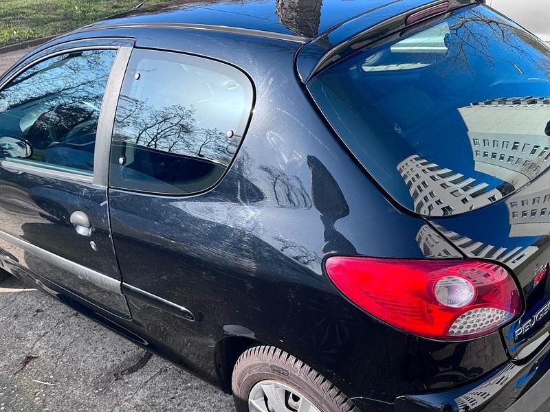 Gebraucht Peugeot 206+ 60 PS (44 kW) 2009 Schwarz Kleinwagen