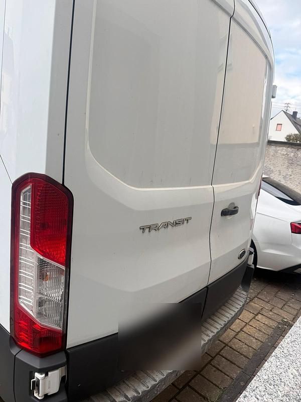 Second-hand Ford Transit 131 CP (96 kW) 2019 Alb Monovolum