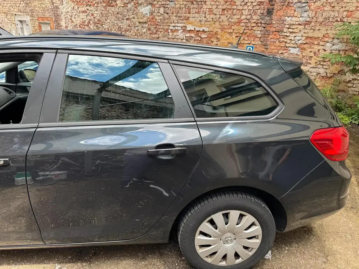Gebraucht Opel Astra Edition 131 PS (96 kW) 2014 Schwarz Kombi
