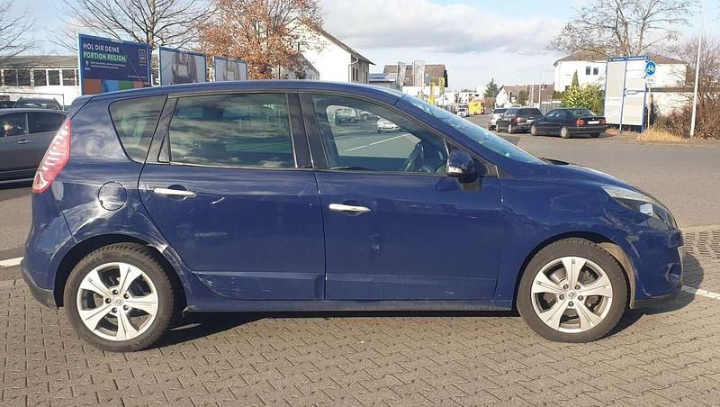 Gebraucht Renault Scénic III Dynamique 106 PS (77 kW) 2011 Blue roy Van / Kleinbus
