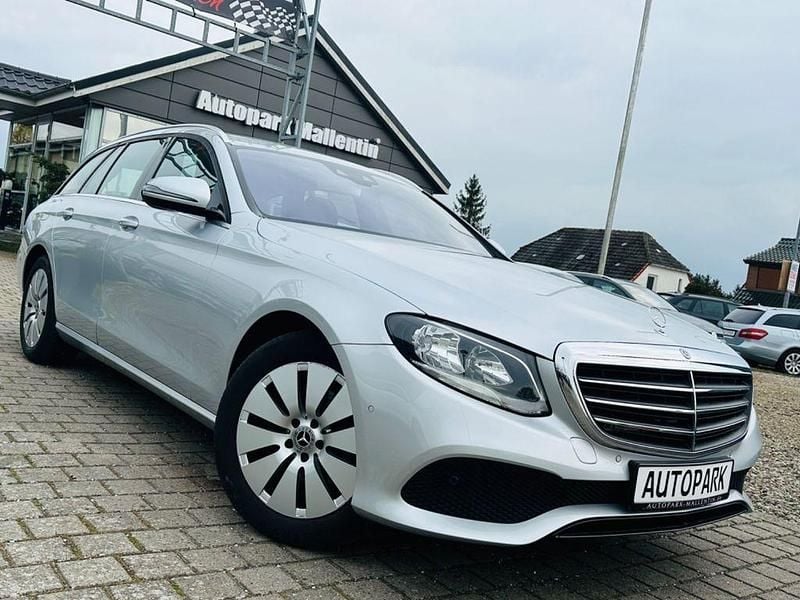 Silber Gebraucht 2019 Mercedes E220 Kombi | 21.488 € (Superpreis) - Bild 1/4