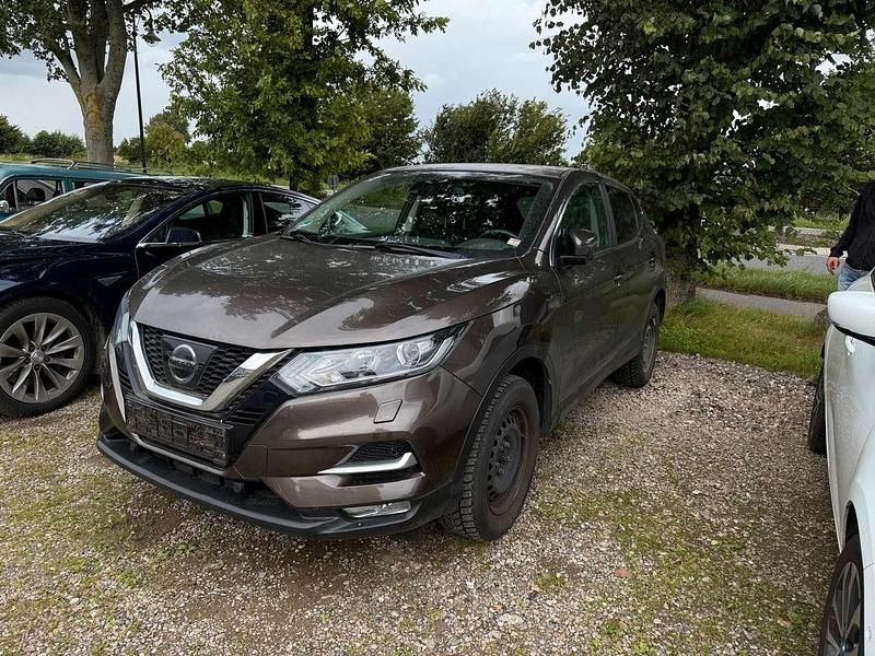 Braun Gebraucht 2017 Nissan Qashqai N-Connecta SUV | 13.900 € (Guter Preis) - Bild 1/1
