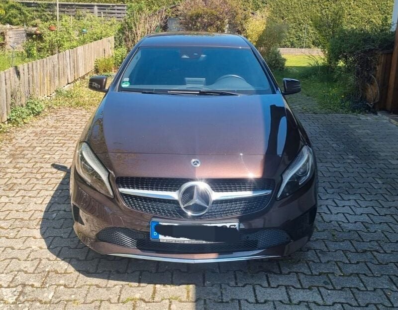 Braun Gebraucht 2017 Mercedes A200 Limousine | 17.070 € (Fairer Preis) - Bild 1/4