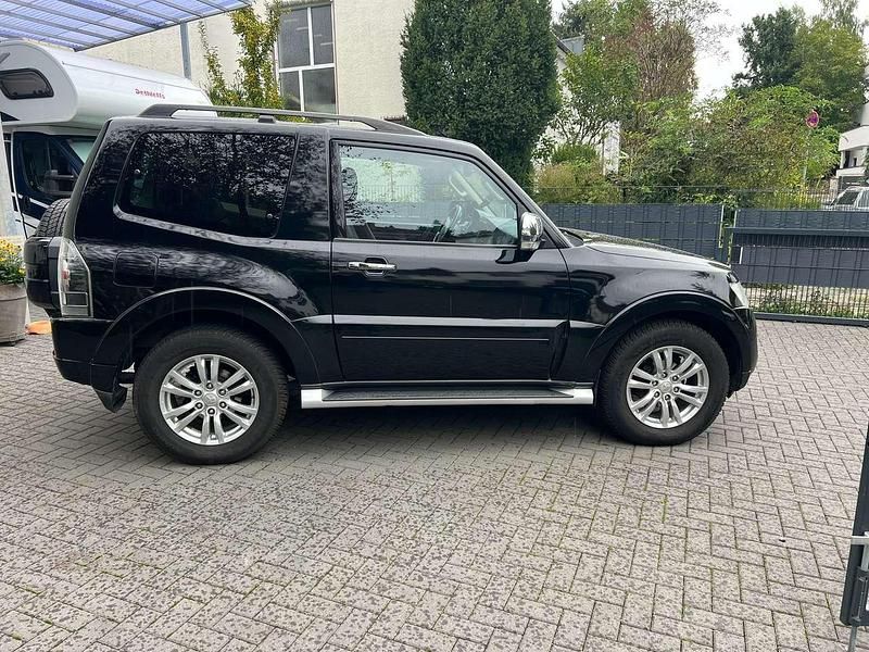 Schwarz Gebraucht 2014 Mitsubishi Pajero Edition SUV | 22.750 € - Bild 1/4