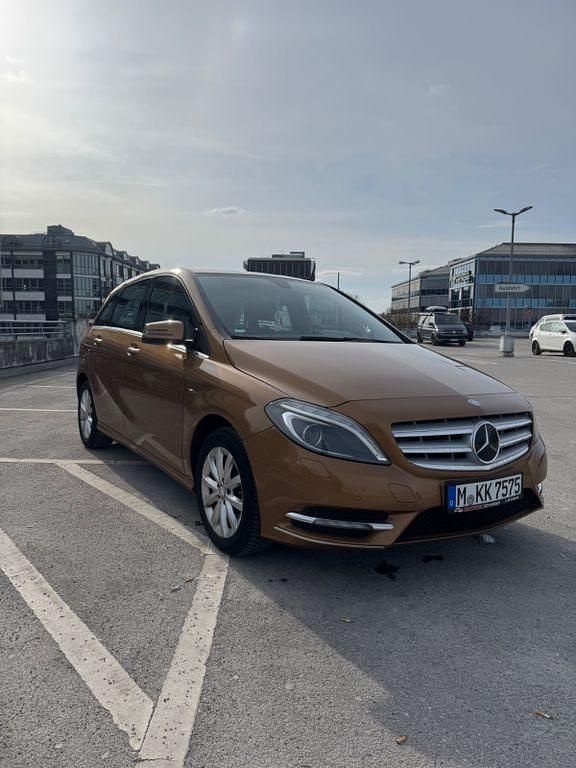 Gebraucht Mercedes B200 Edition 156 PS (114 kW) 2012 Gold Van / Kleinbus
