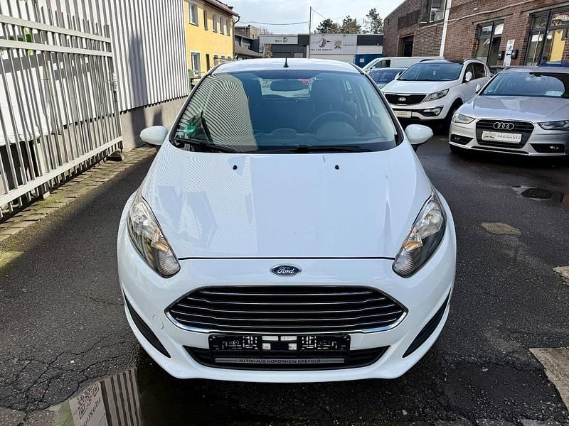 Gebraucht Ford Fiesta Trend 65 PS (47 kW) 2015 Weiß Kleinwagen