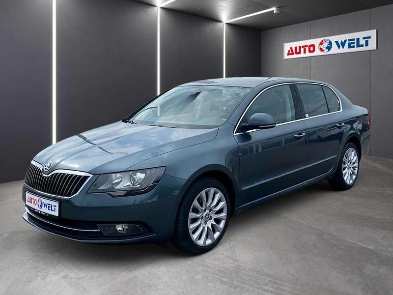 Grau Gebraucht 2015 Skoda Superb Exclusive Limousine | 12.490 € (Fairer Preis) - Bild 1/4