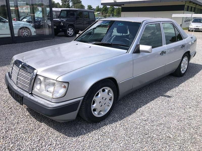 Silber Gebraucht 1992 Mercedes E280 Limousine | 11.250 € - Bild 1/4