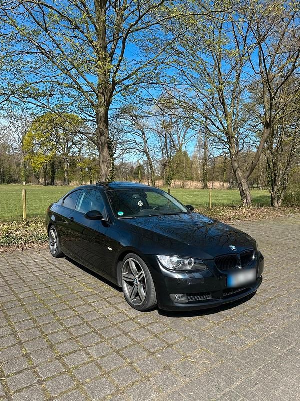 Gebraucht BMW 320 177 PS (130 kW) 2009 Schwarz Coupé
