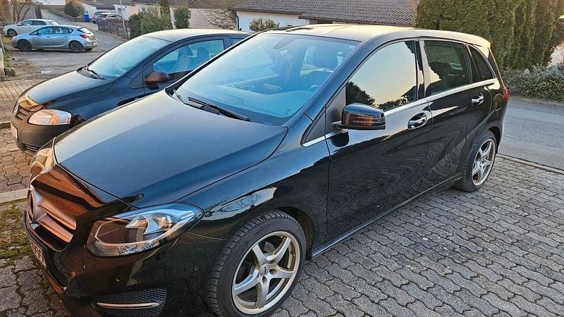 Schwarz Gebraucht 2015 Mercedes B180 Urban Van / Kleinbus | 7.000 € (Fairer Preis) - Bild 1/2